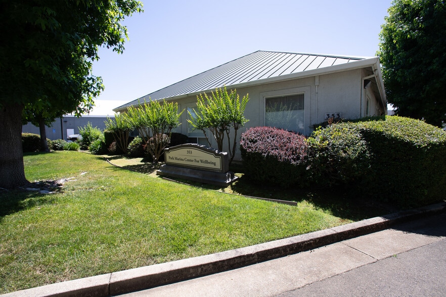 353 Park Marina Cir, Redding, CA à vendre - Photo du bâtiment - Image 2 de 20