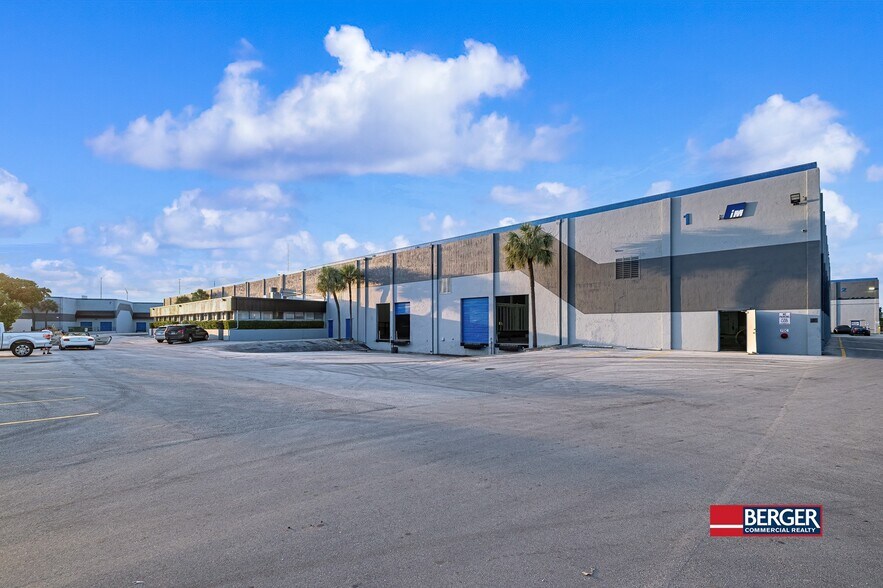 1919 NW 19th St, Fort Lauderdale, FL à louer - Photo du bâtiment - Image 3 de 13