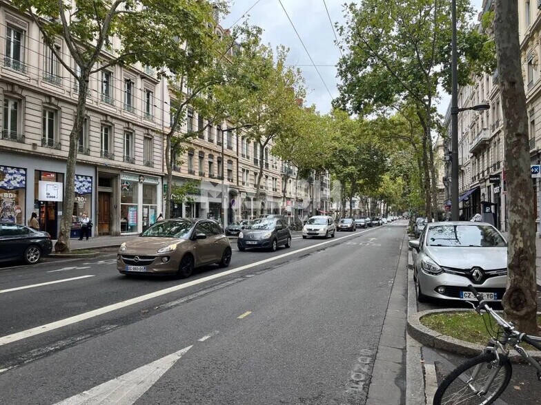 Retail in Lyon for lease - Building Photo - Image 2 of 4