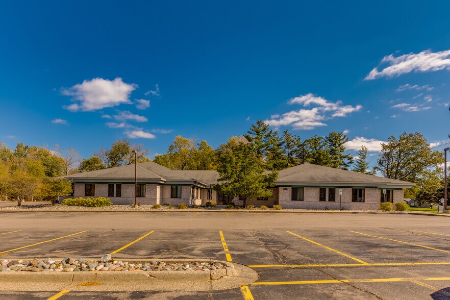 612 W Lake Lansing Rd, East Lansing, MI à louer - Photo du bâtiment - Image 2 de 5