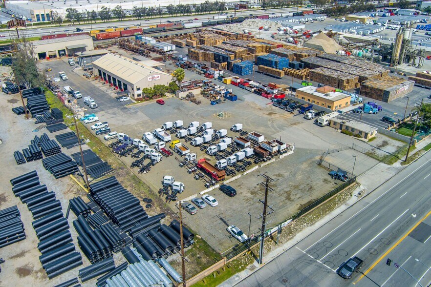 13700-13738 Slover Ave, Fontana, CA à vendre - Photo du bâtiment - Image 2 de 3