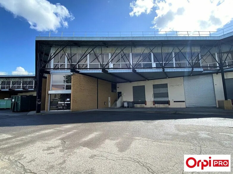 Industrial in Morangis for lease - Building Photo - Image 1 of 8