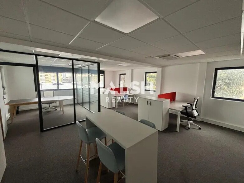 Office in Villeurbanne for lease - Interior Photo - Image 2 of 11