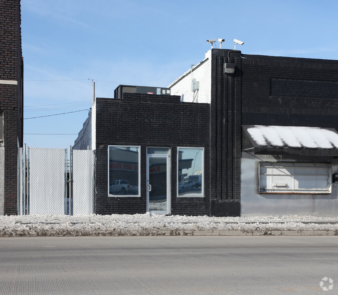 TWO COMMERCIAL/INDUSTRIAL BUILDINGS portefeuille de 2 propriétés à vendre sur LoopNet.ca - Photo principale - Image 2 de 2