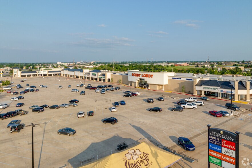 8255 N Rockwell Ave, Oklahoma City, OK à louer - Photo du bâtiment - Image 3 de 30