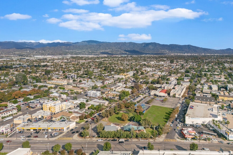 11447 Tiara St, North Hollywood, CA for sale - Building Photo - Image 2 of 17