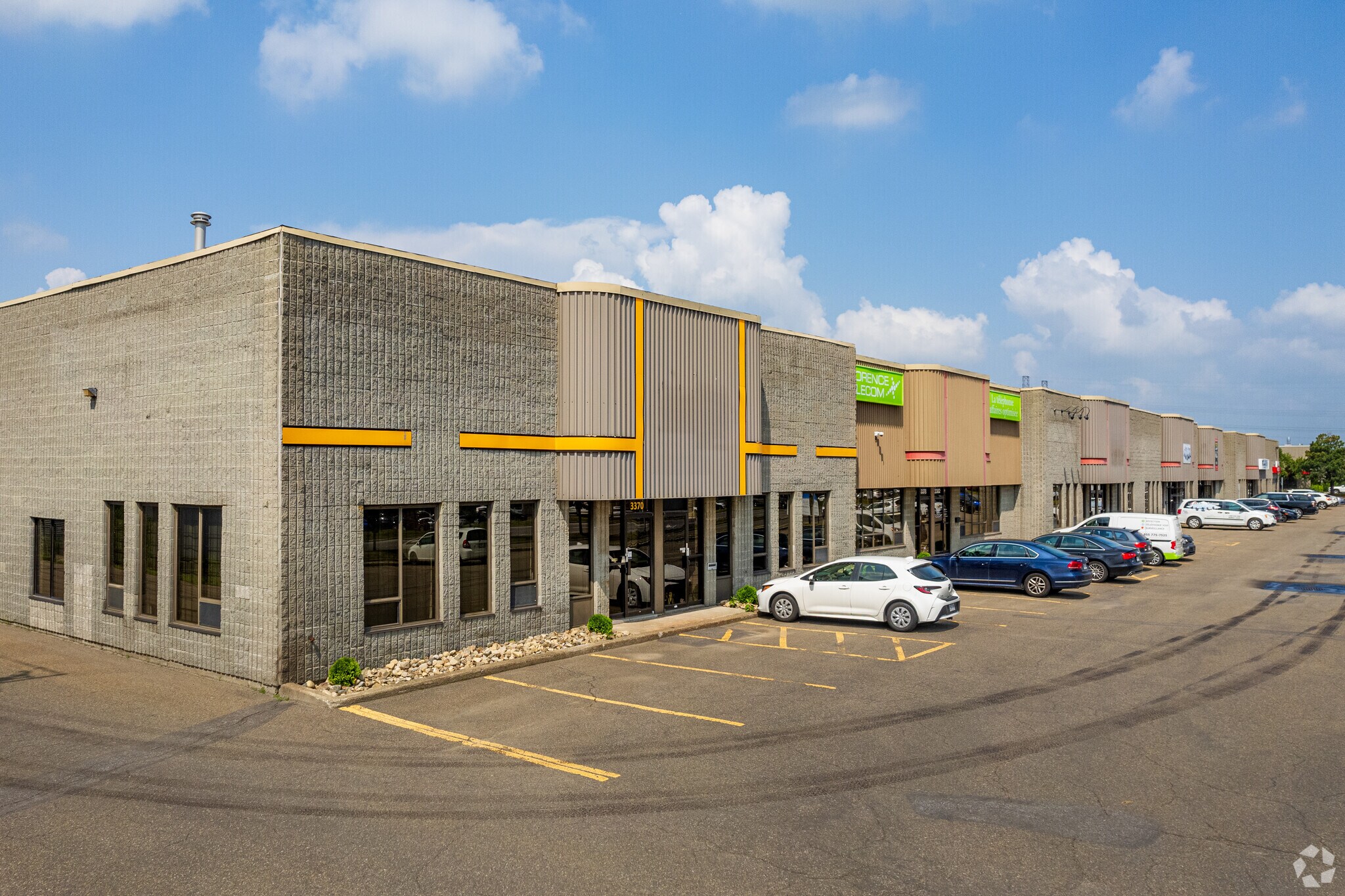 3370-3418 Boul Industriel, Laval, QC à louer Photo principale- Image 1 de 19
