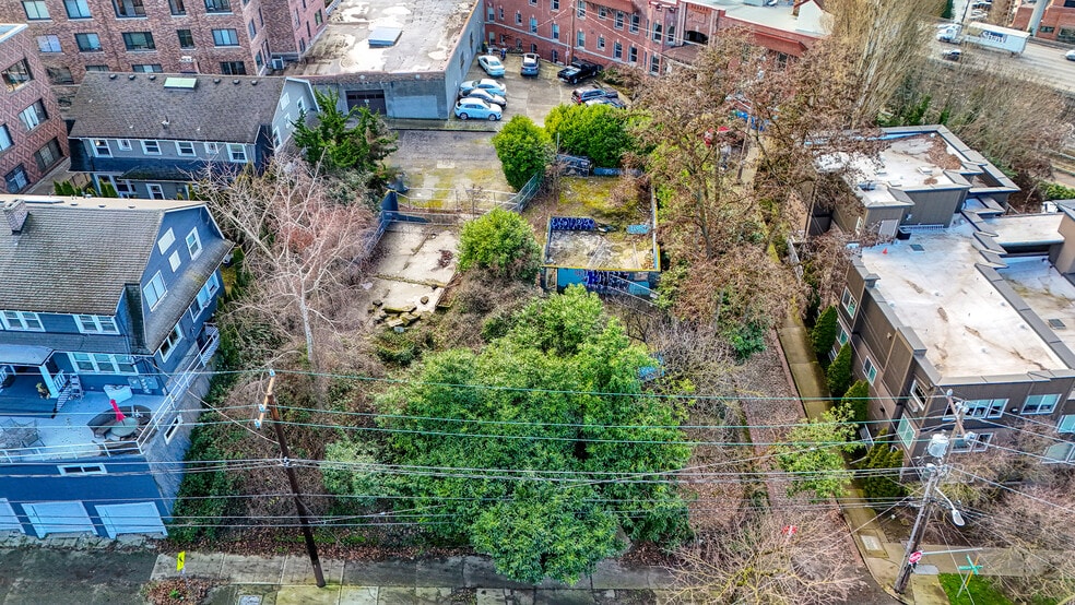 1020 Bellevue Ct E, Seattle, WA à vendre - Photo du bâtiment - Image 3 de 4