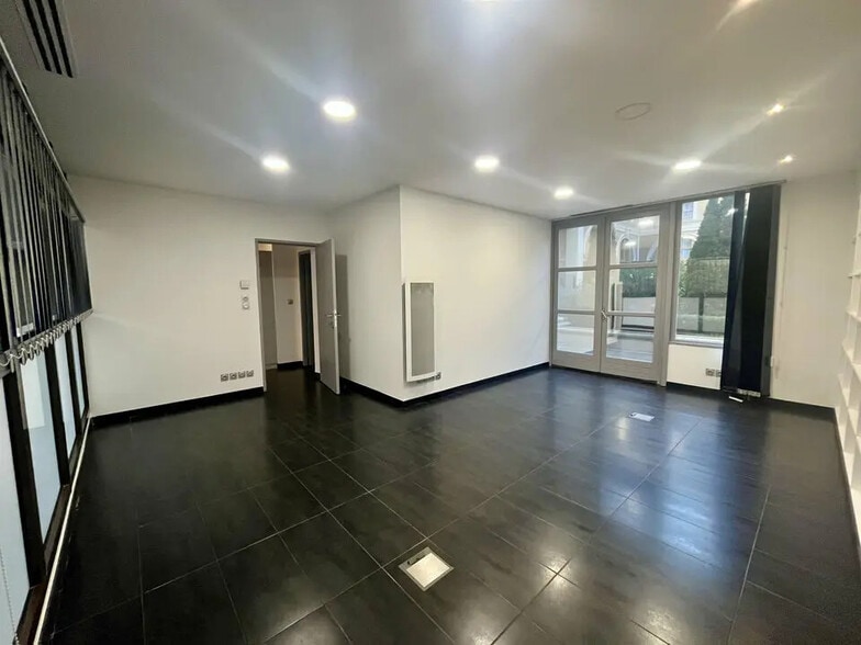 Office in Aix-en-Provence for lease - Interior Photo - Image 1 of 8