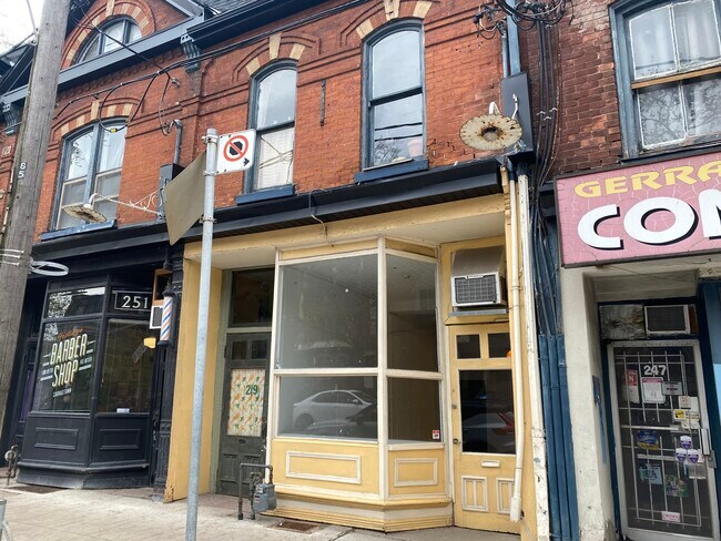 Plus de détails pour 249-253 Gerrard St E, Toronto, ON - Commerce de détail à louer