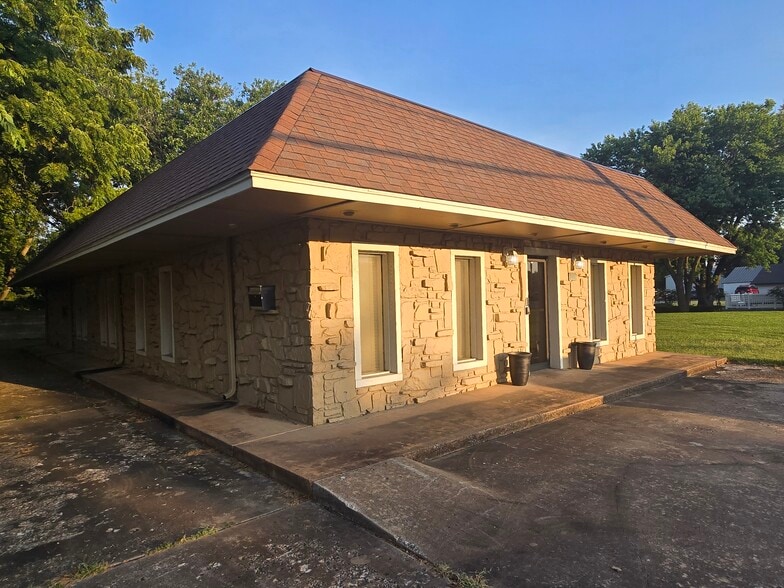 214 Elm Pl, Broken Arrow, OK for sale - Building Photo - Image 1 of 11