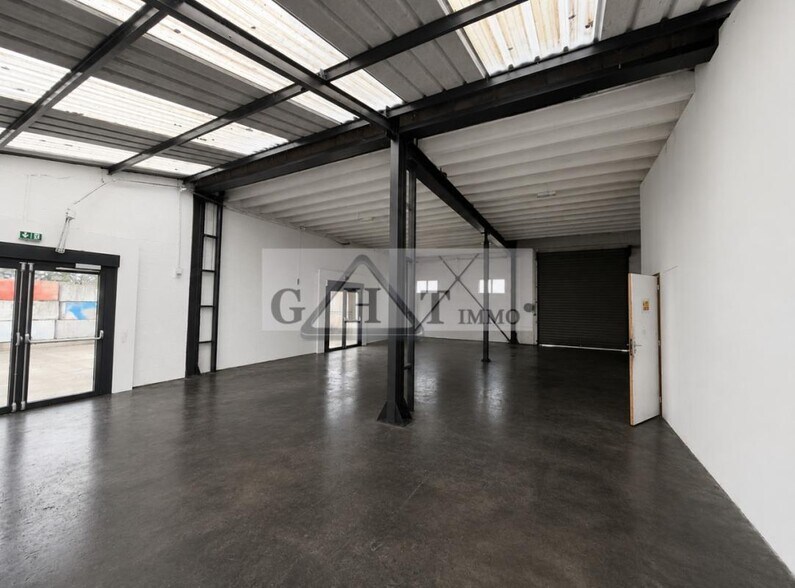 Industrial in Fontenay-Trésigny for lease - Building Photo - Image 1 of 4