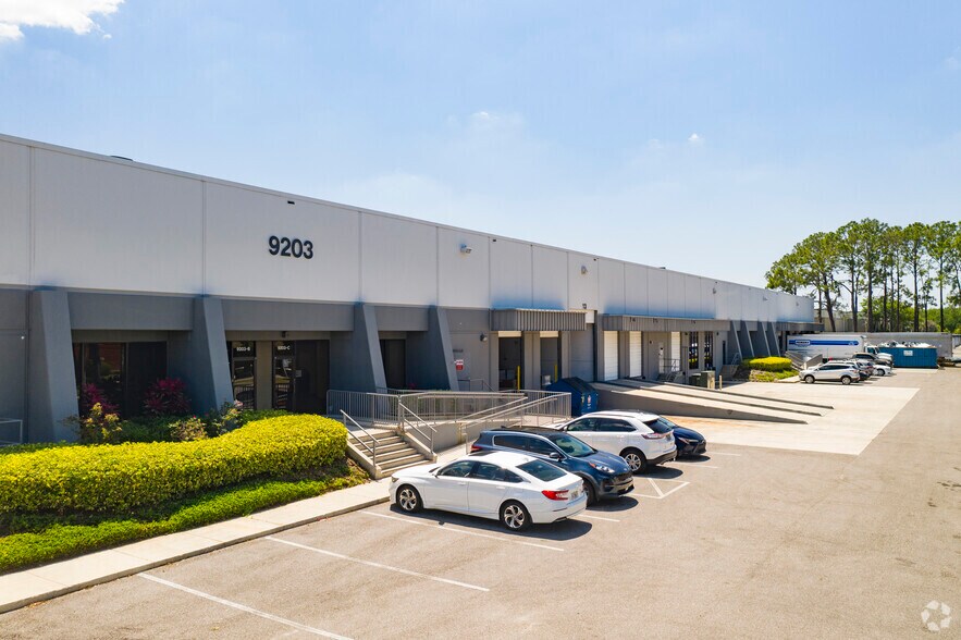 9203 King Palm Dr, Tampa, FL à vendre - Photo du bâtiment - Image 2 de 11