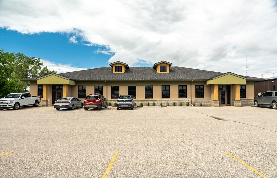 211 2nd Av N, Stonewall, MB à vendre - Photo du bâtiment - Image 2 de 15