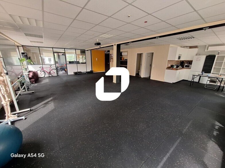 Office in Boulogne-Billancourt for lease - Building Photo - Image 3 of 6
