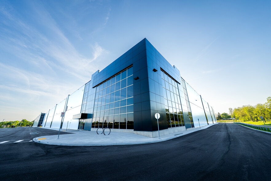 22 Medicorum Pl, Hamilton, ON for lease - Building Photo - Image 2 of 38