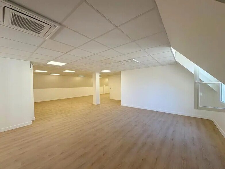 Office in Saint-Germain-en-Laye for lease - Interior Photo - Image 3 of 13