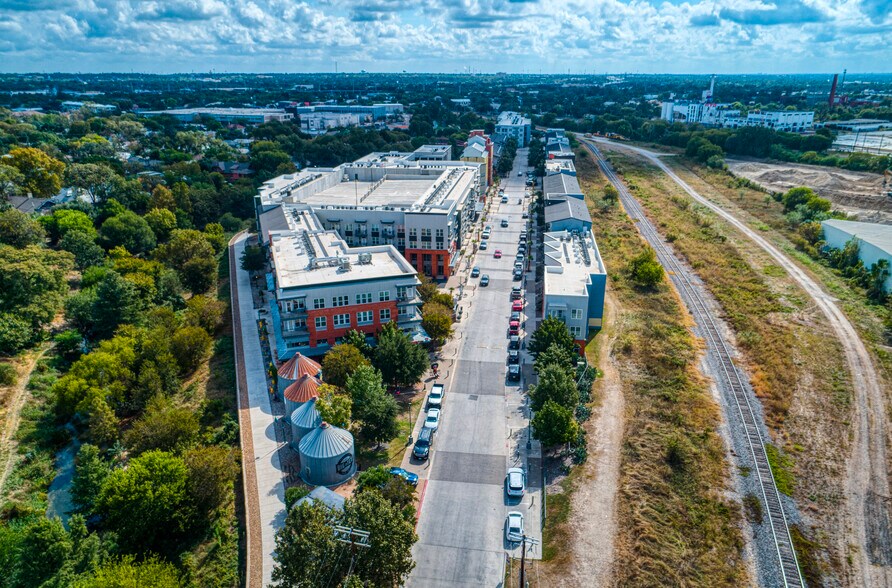 423 Blue Star, San Antonio, TX à louer - Photo du bâtiment - Image 3 de 23