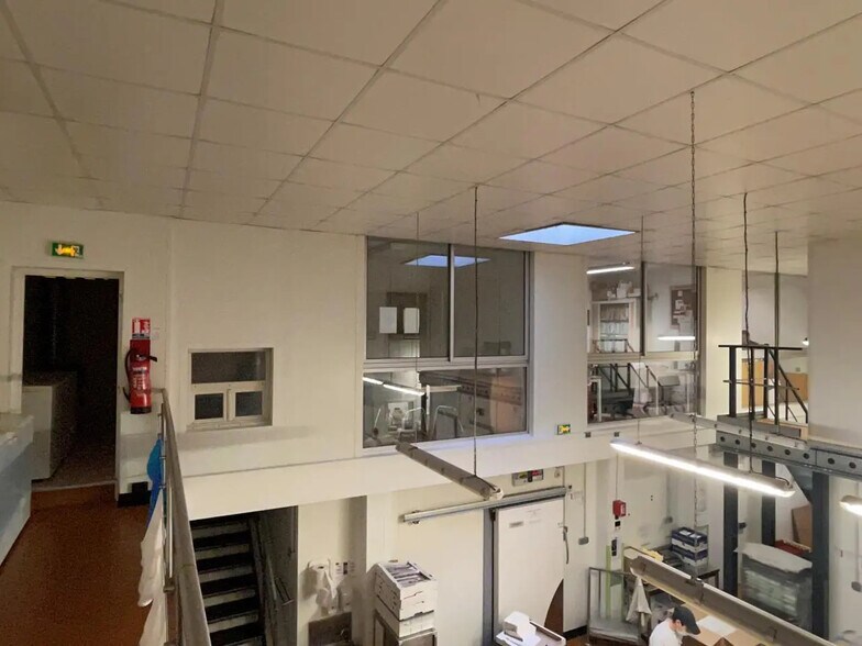 Local d'activités dans Villejuif à vendre - Photo du bâtiment - Image 2 de 8