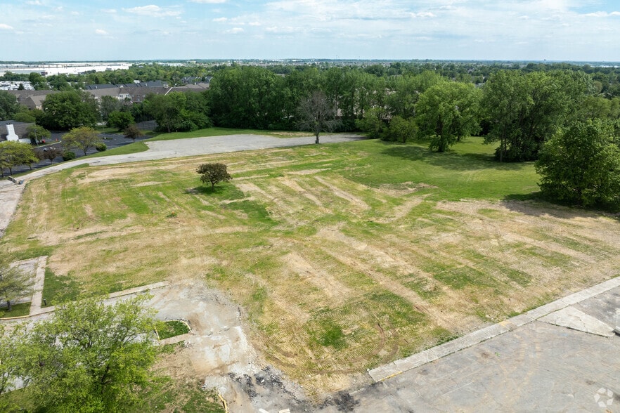 1117 E Main St, Greenwood, IN à vendre - Photo du bâtiment - Image 3 de 17