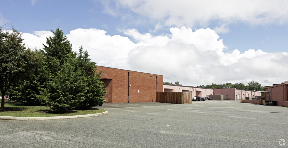 9555 Kings Charter Dr, Ashland, VA à louer - Photo du bâtiment - Image 3 de 12