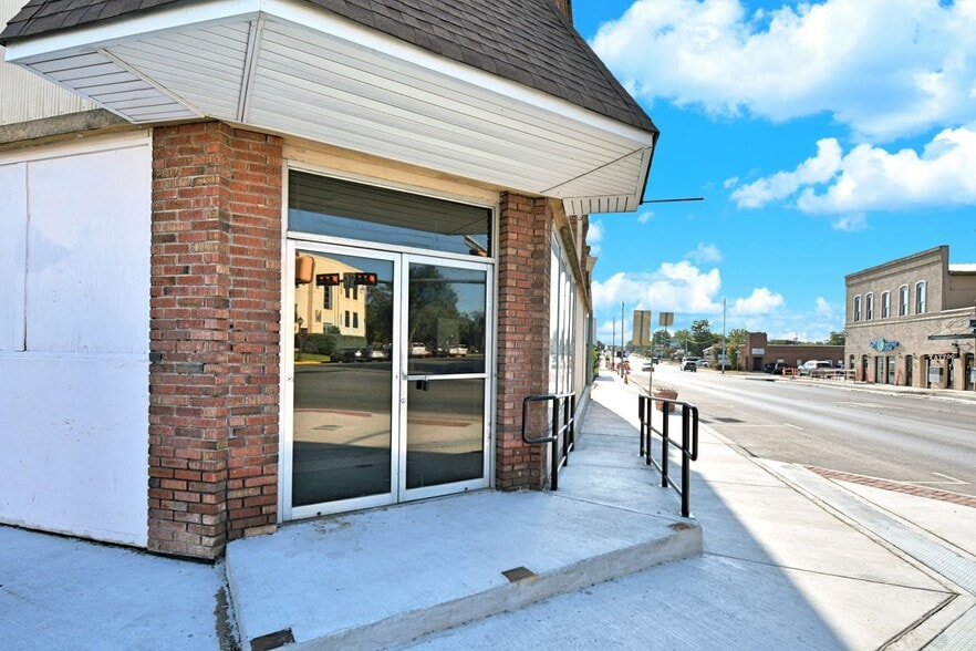 200 E Court St, Seguin, TX à louer - Photo du bâtiment - Image 2 de 16