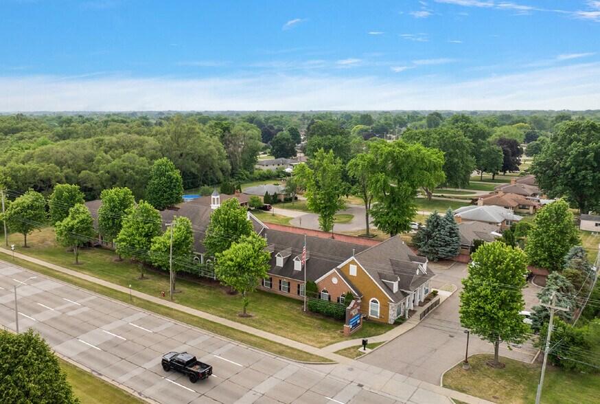 11080 Hall Rd, Sterling Heights, MI à louer - Photo du bâtiment - Image 2 de 14