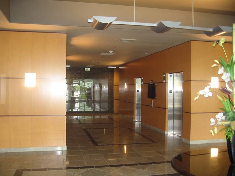 8050 N Palm Ave, Fresno, CA for lease - Lobby - Image 2 of 8