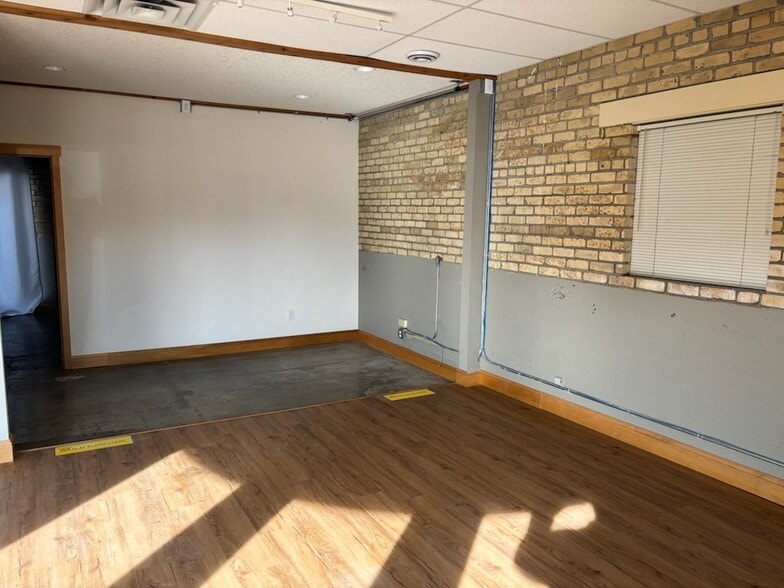 102 5th St W, Chaska, MN à vendre - Photo du bâtiment - Image 2 de 10