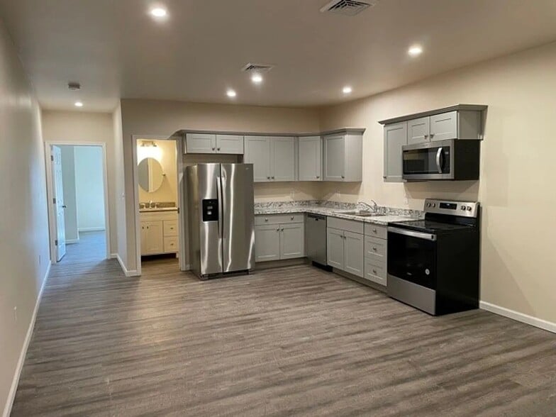 155-163 N Hanover St Portfolio portfolio of 2 properties for sale on LoopNet.ca - Building Photo - Image 3 of 6