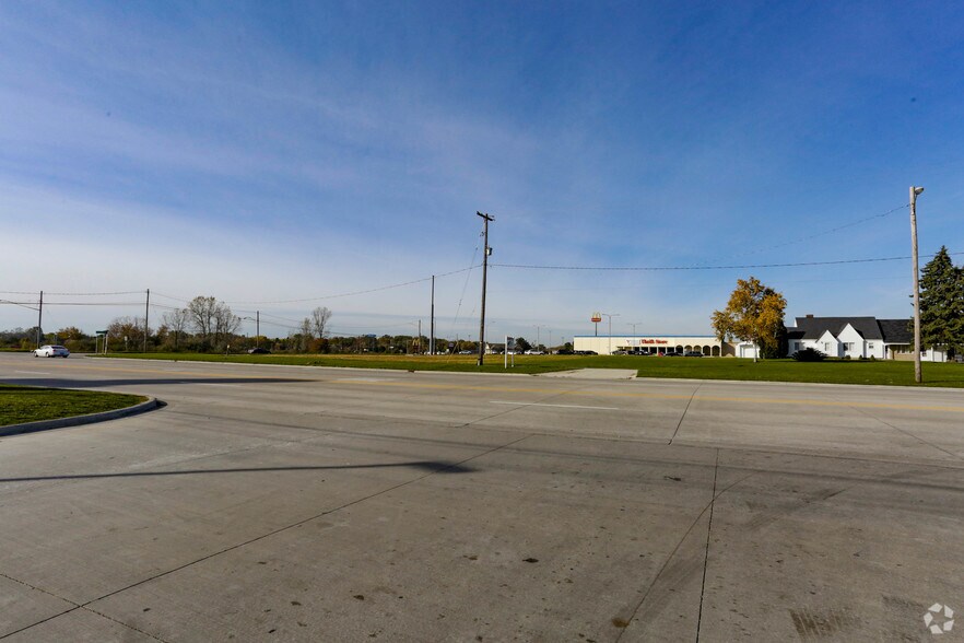 1155 N Belsay Rd, Burton, MI à louer - Photo du bâtiment - Image 2 de 2