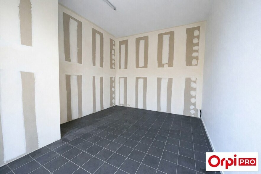 Office in Sérézin-du-Rhône for lease - Building Photo - Image 2 of 10