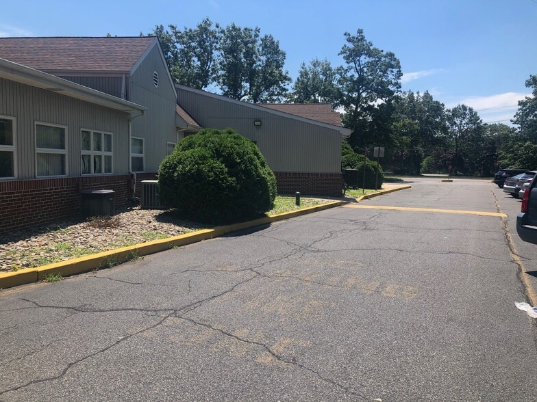 65 Lacey Rd, Whiting, NJ à louer - Photo du bâtiment - Image 3 de 4