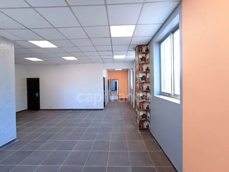 Office in Guibeville for lease - Interior Photo - Image 2 of 9
