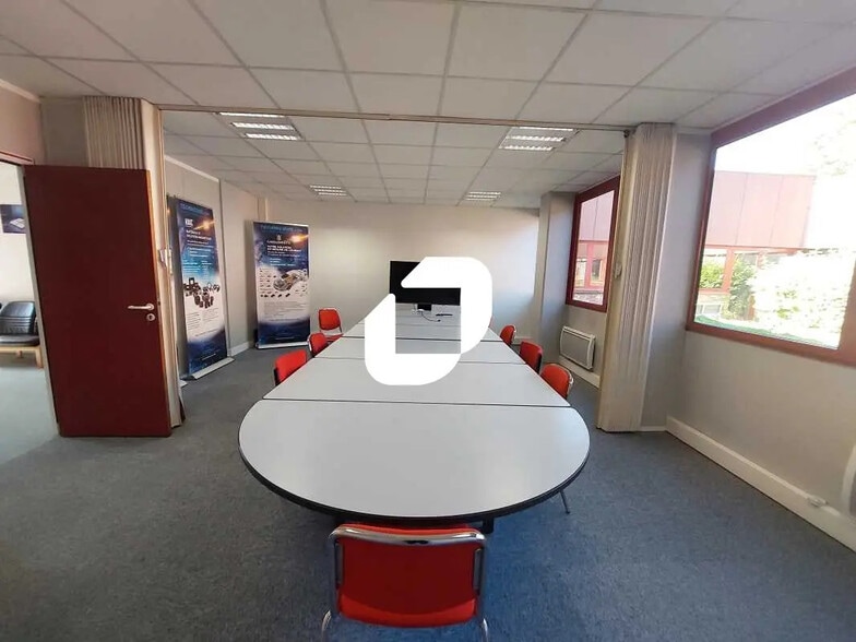 Flex in Trappes for lease - Building Photo - Image 2 of 10