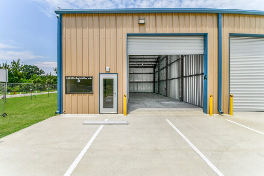 31588 Industrial Park Dr, Pinehurst, TX à louer - Photo du bâtiment - Image 2 de 25