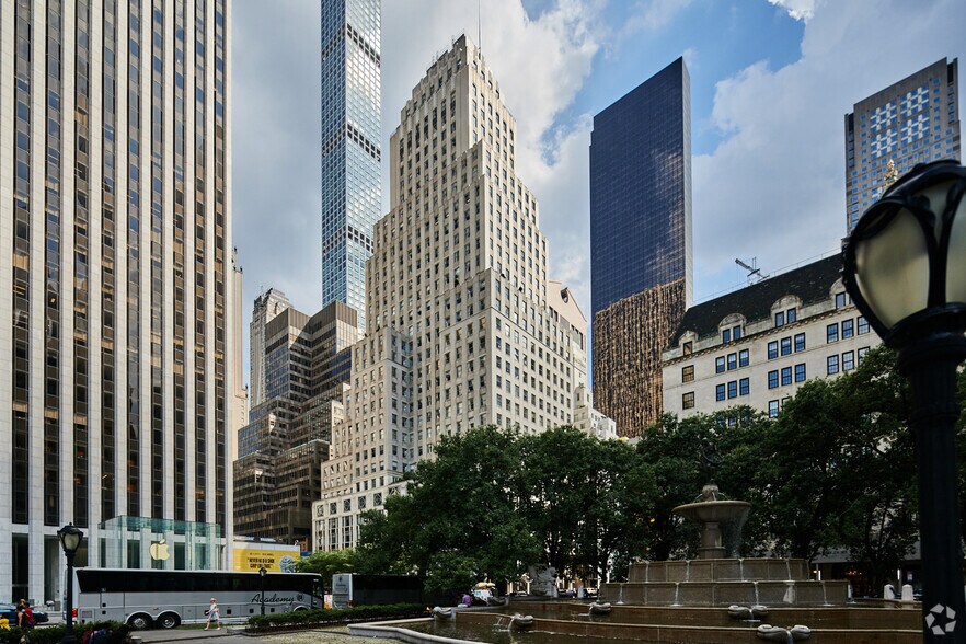 745 Fifth Ave, New York, NY à louer - Photo du bâtiment - Image 2 de 9