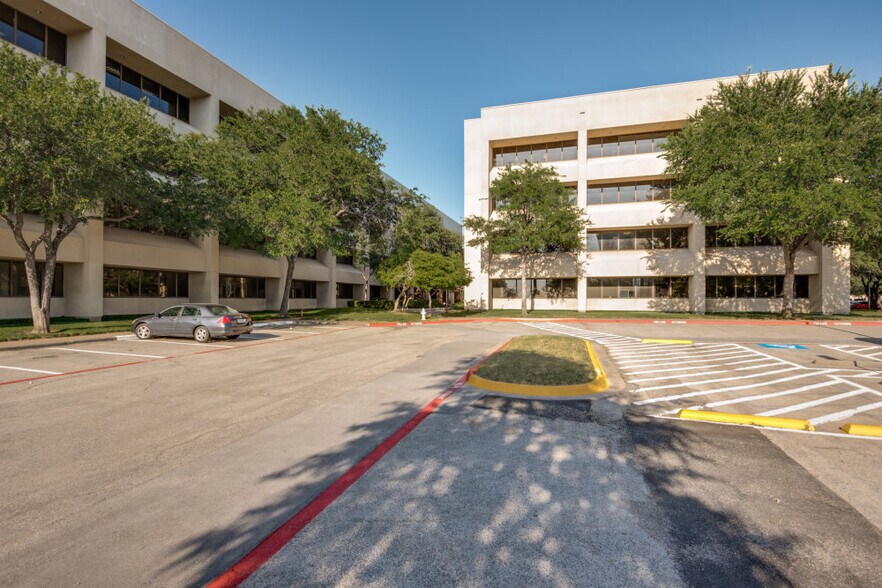 12000 Ford Rd, Dallas, TX à louer - Photo du bâtiment - Image 2 de 19