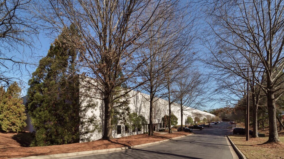 2850 Barrett Lakes Blvd, Kennesaw, GA à louer - Photo du bâtiment - Image 1 de 8