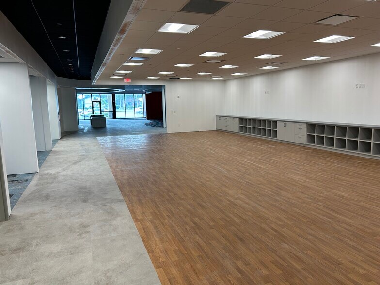 2526 E Bearss Ave, Tampa, FL à louer - Photo du bâtiment - Image 2 de 18