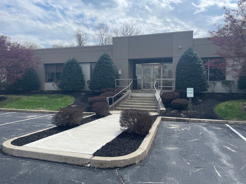 33 & 35 Sproul Rd portefeuille de 2 propriétés à vendre sur LoopNet.ca - Photo du bâtiment - Image 2 de 17