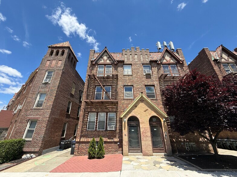 8161 Woodhaven Blvd, Glendale, NY à vendre - Photo du bâtiment - Image 1 de 25
