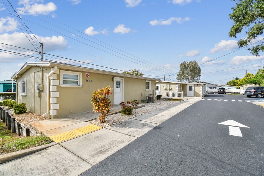11589 Seminole Blvd, Largo, FL à vendre - Photo du bâtiment - Image 3 de 4