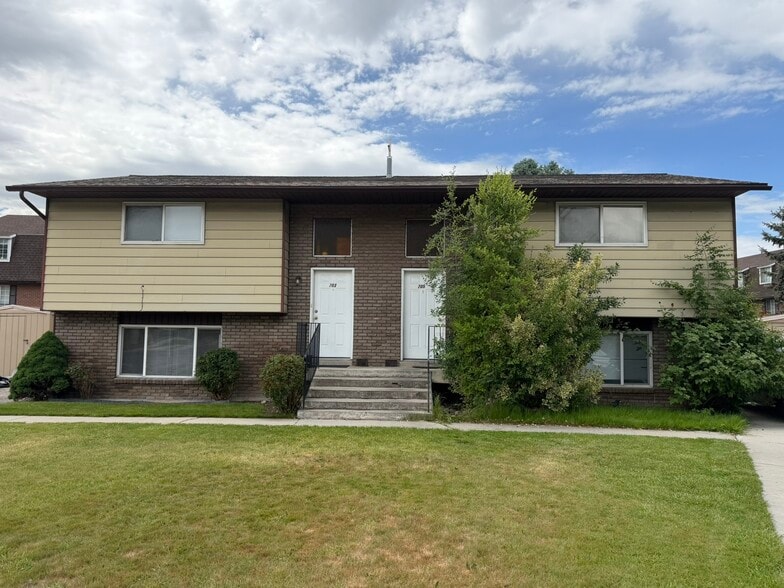Seven Duplex Property Portfolio portfolio of 7 properties for sale on LoopNet.ca - Building Photo - Image 3 of 4