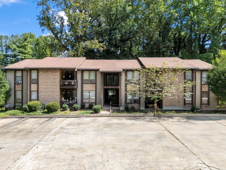 333 W Lake Ave, Hendersonville, NC à vendre - Photo du bâtiment - Image 3 de 8