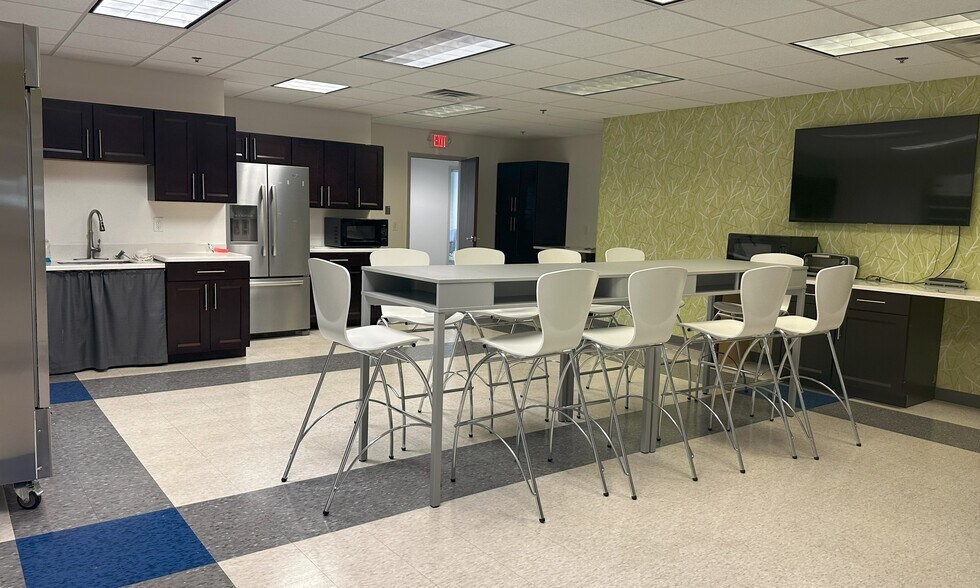 12 Christopher Way, Eatontown, NJ à louer - Photo intérieure - Image 3 de 9