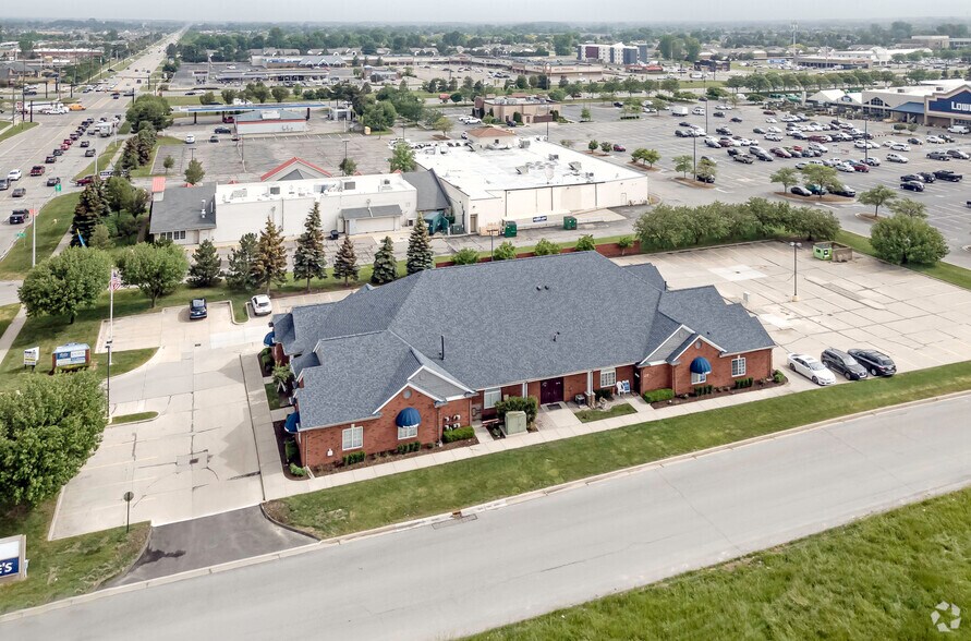 44720 Hayes Rd, Clinton Township, MI à louer - Photo du bâtiment - Image 2 de 4