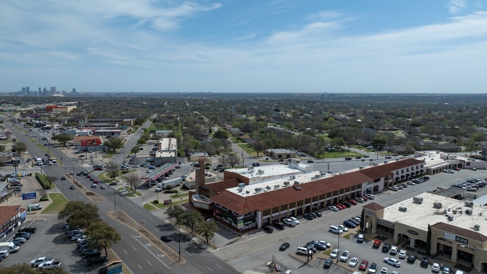 The Ridglea Complex Portfolio portfolio of 2 properties for sale on LoopNet.ca - Building Photo - Image 3 of 17