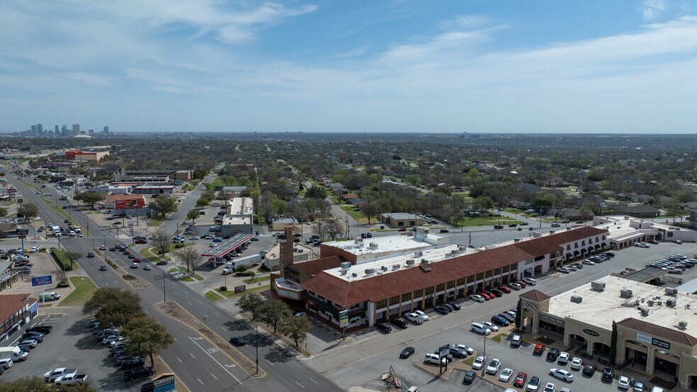 The Ridglea Complex Portfolio portefeuille de 2 propriétés à vendre sur LoopNet.ca - Photo du bâtiment - Image 3 de 17