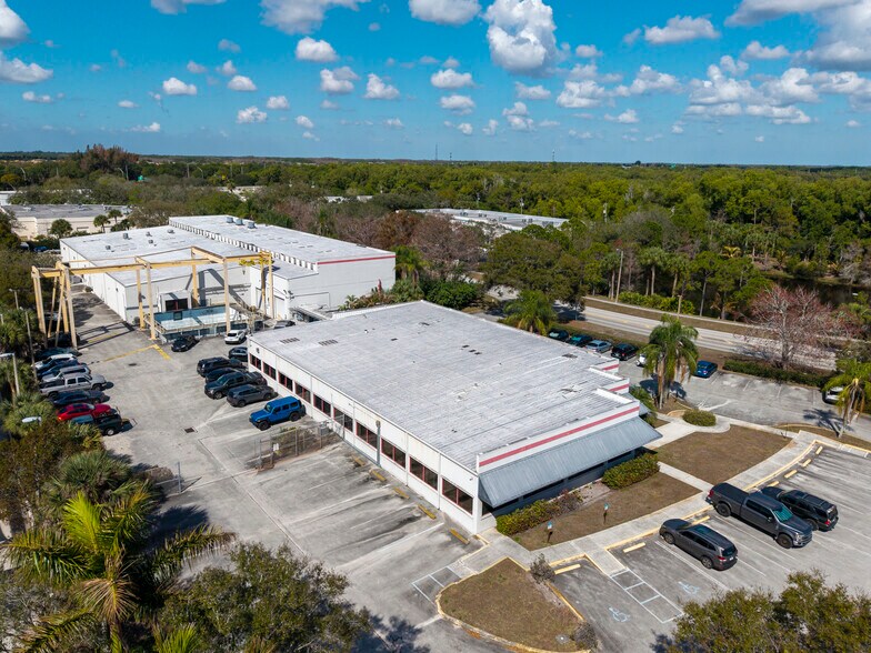 821 Jupiter Park Dr, Jupiter, FL à vendre - Photo du bâtiment - Image 2 de 10